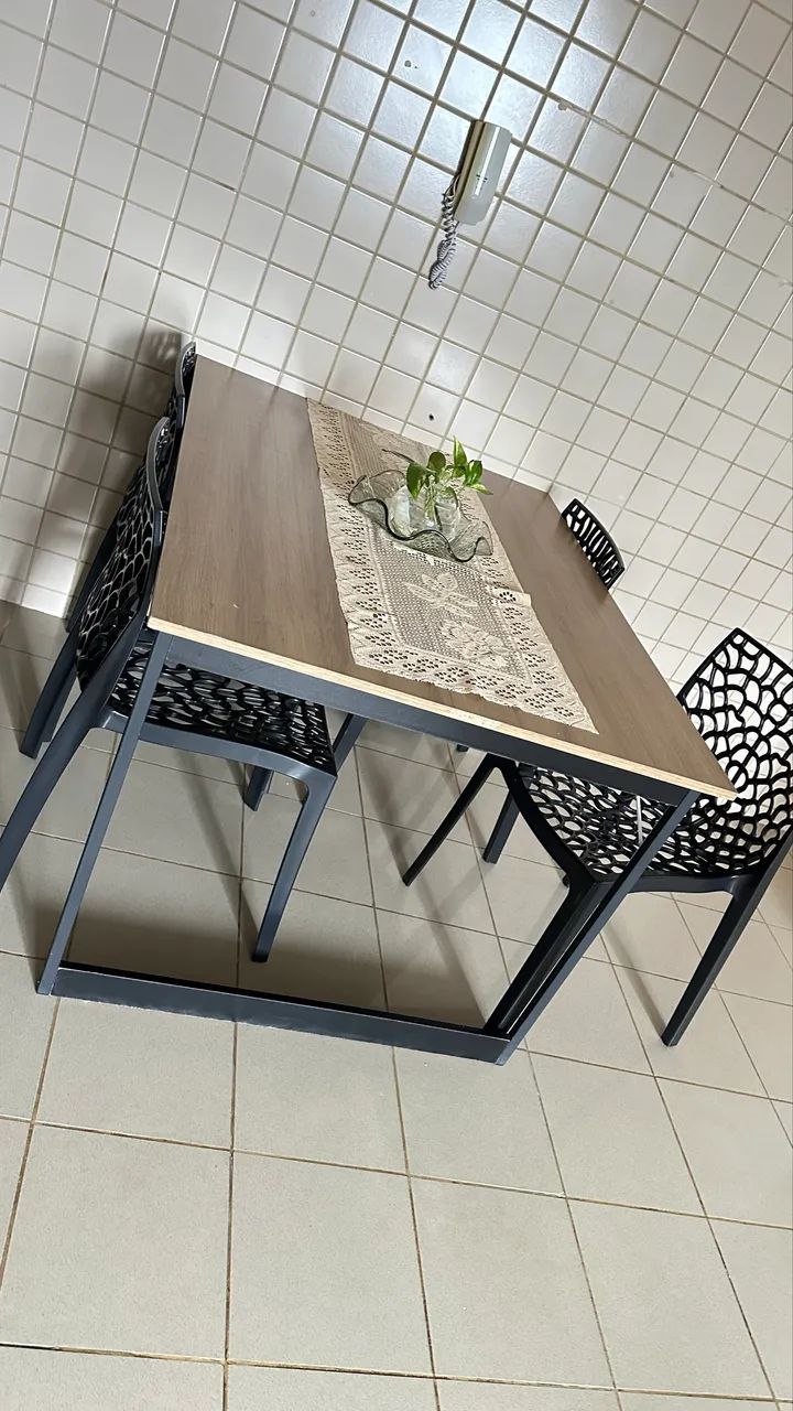 Mesa com 4 cadeiras 