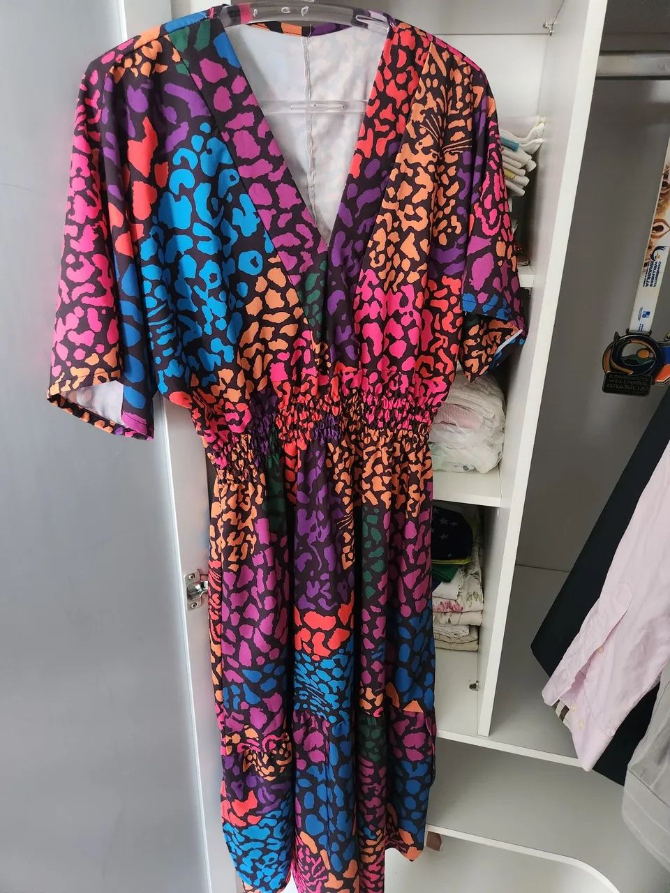 Vestido preto e longo com pintas de onça coloridas