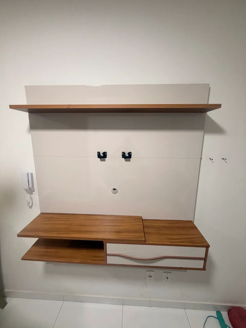 PAINEL DE TV SUSPENSO COM PRATILEIRA E GAVETA - Foto 2