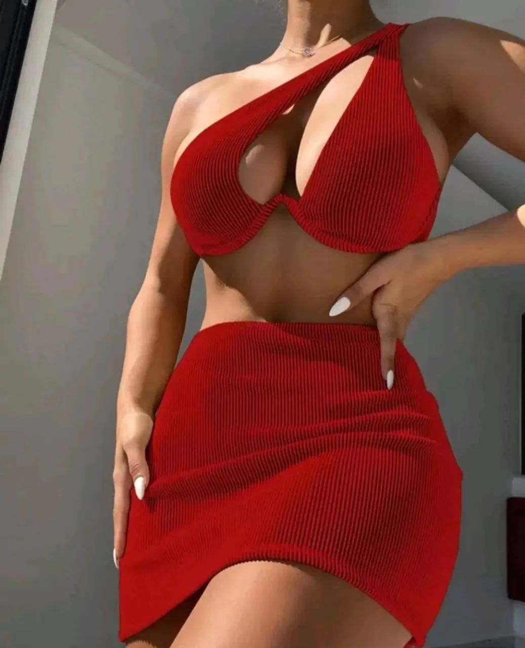 Biquíni vermelho (conjunto e saia)