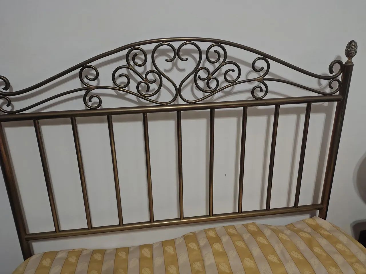 Cama casal metal em bronze 