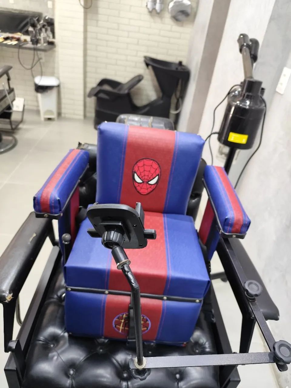 Vendo mini poltrona do homem aranha pra barbearia  - Foto 2