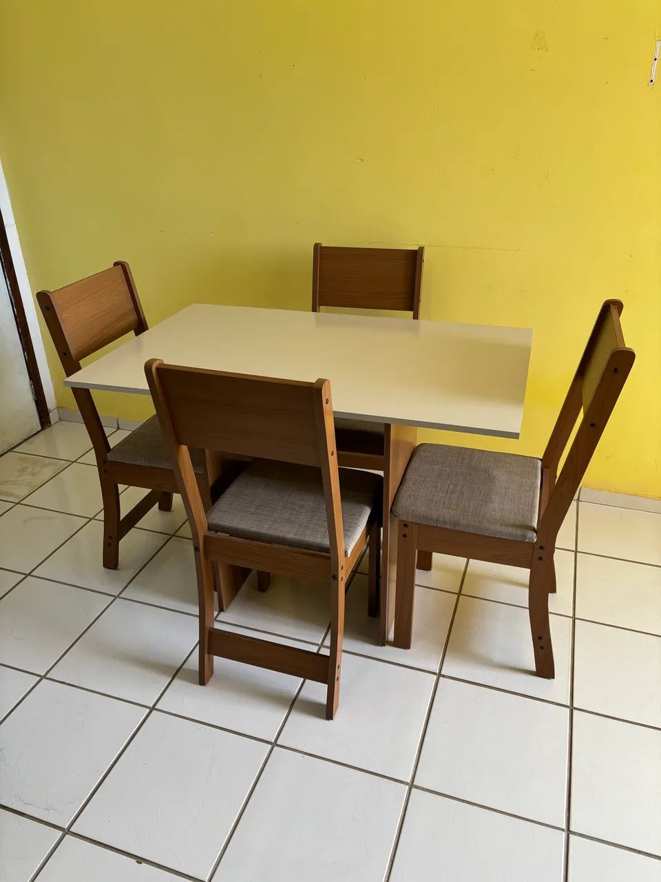 Mesa com quatro cadeiras 