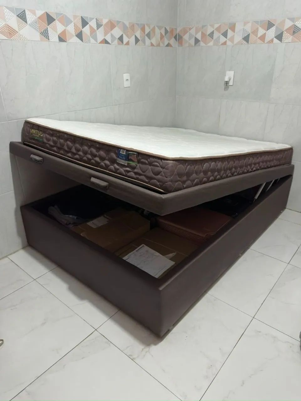 Vendo conjunto cama baú + colchão em excelente estado!