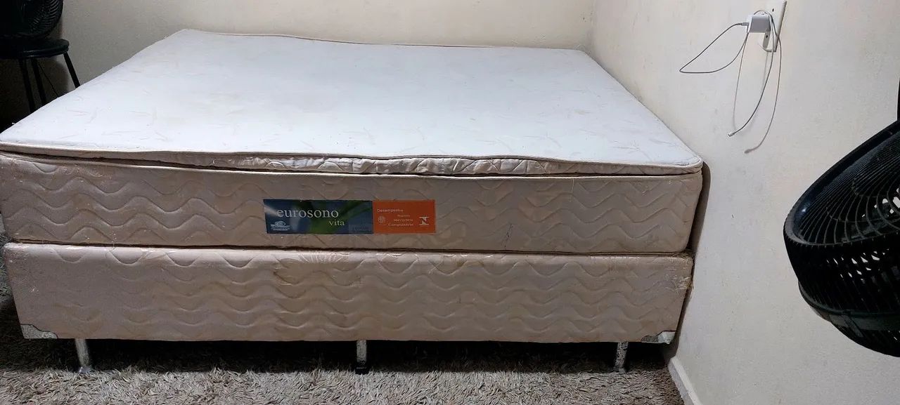 Vende-se cama Queen em bom estado, com base dupla separada, colchão de espuma.