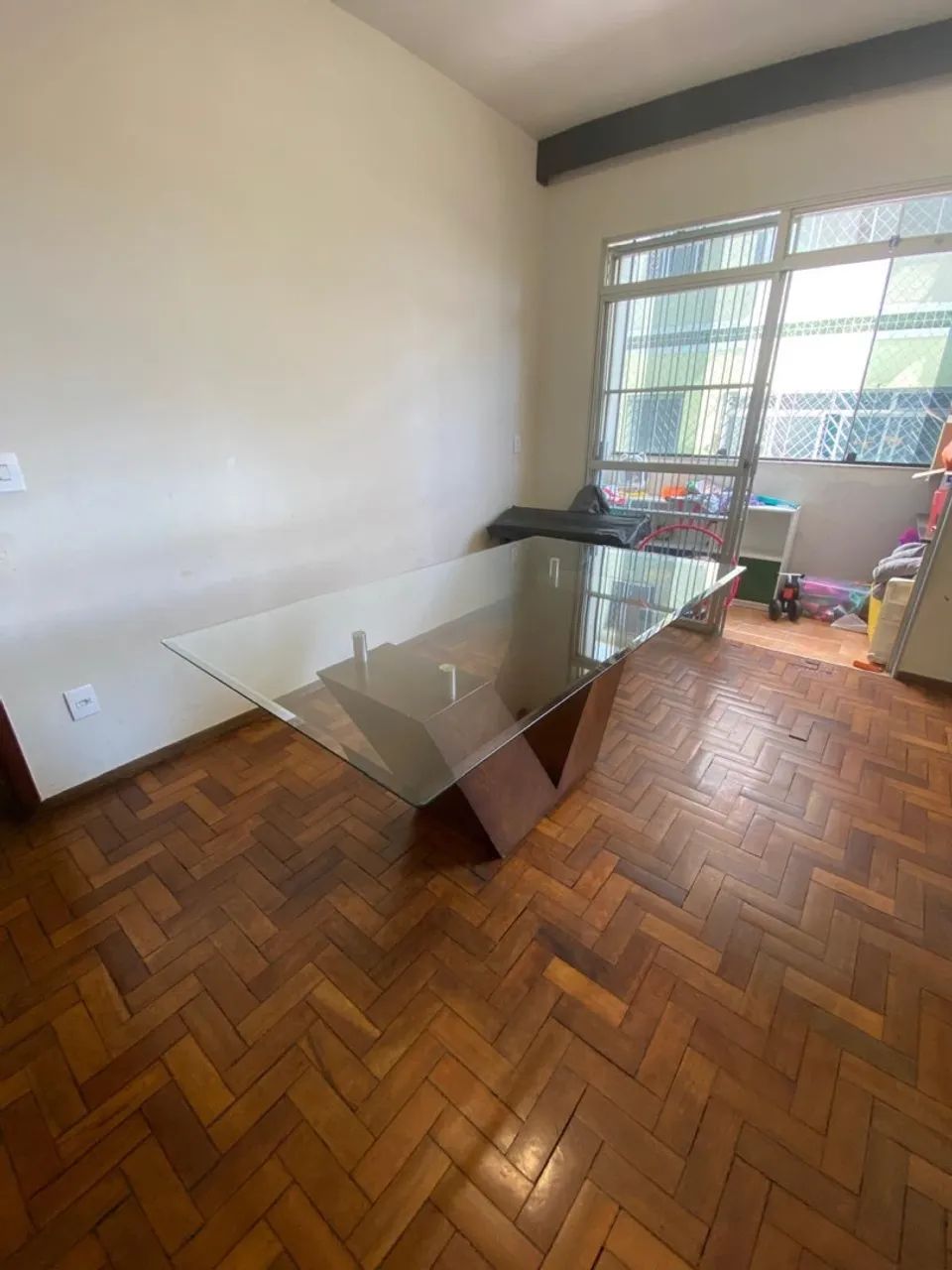 Mesa de jantar com tampo de vidro 