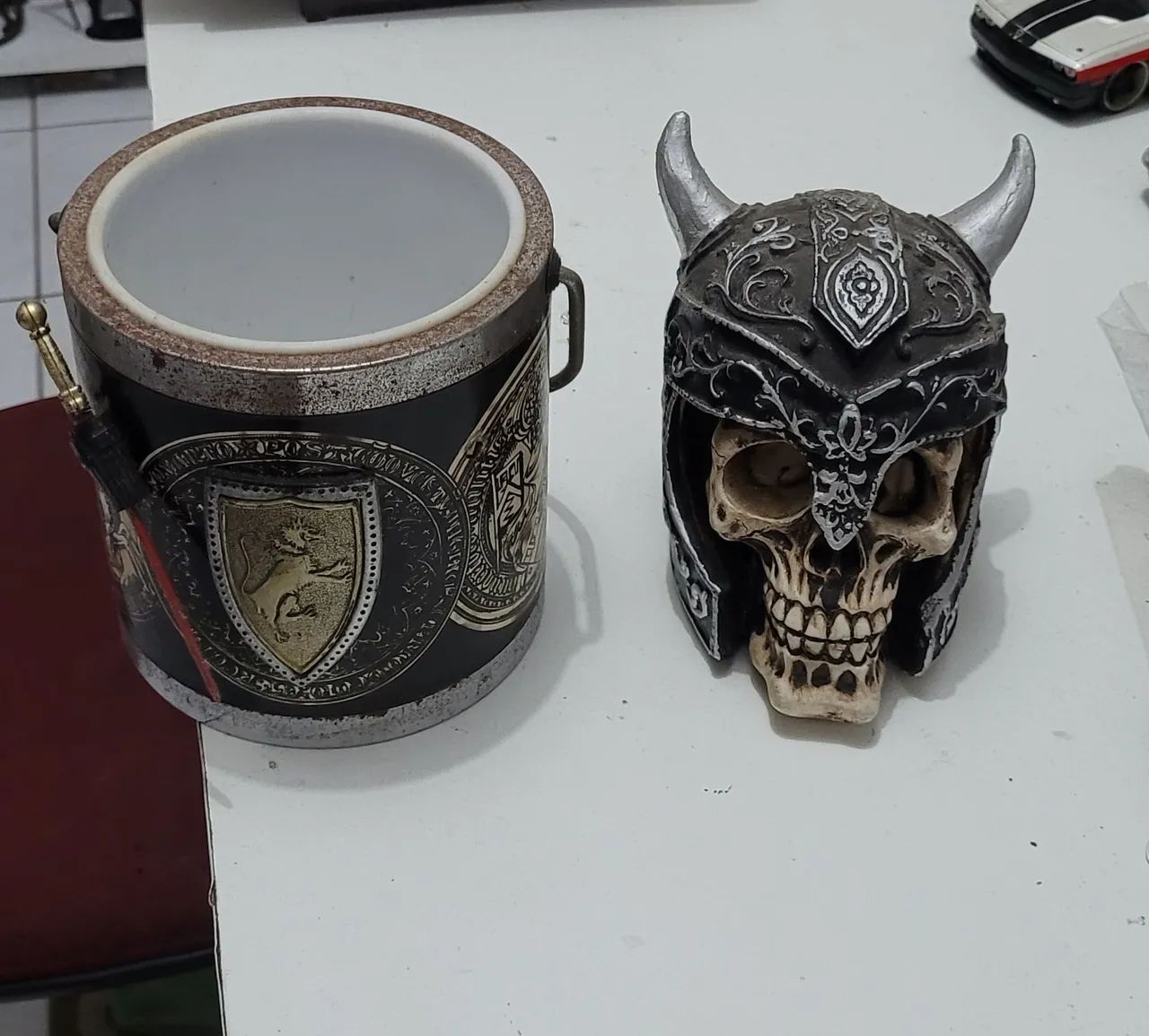 2 peças de decoração medieval cabeça caveira elmo balde