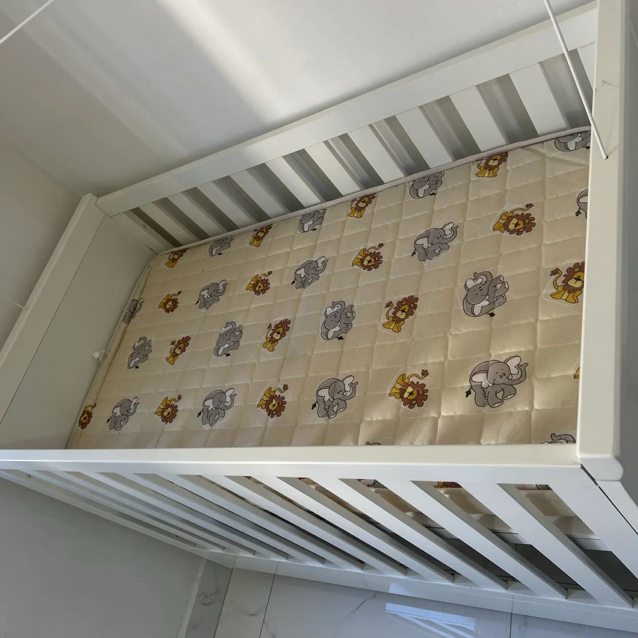 Berço Infantil Branco com Colchão - Excelente Estado - Foto 4