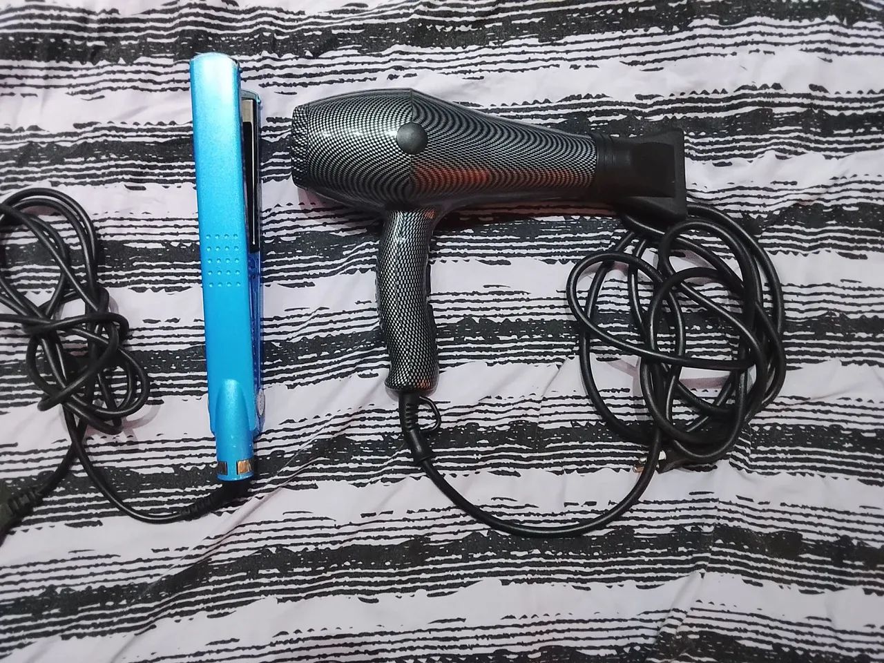 Vendo secador de cabelo e chapinha 