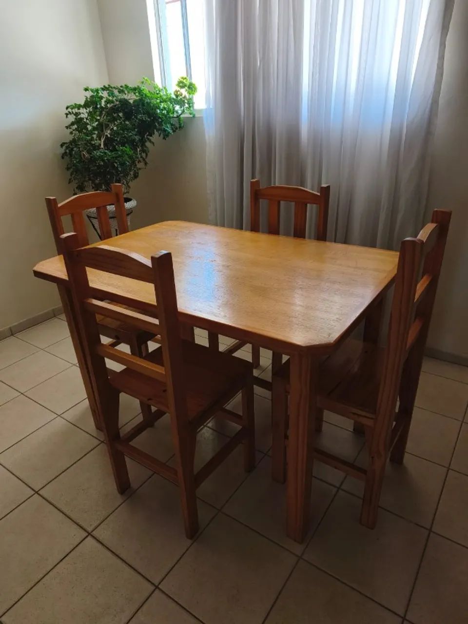 Mesa de Madeira com 4 cadeiras - Foto 2