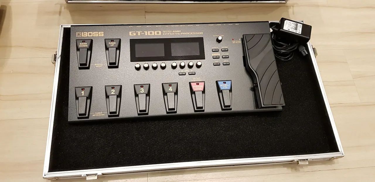 Boss GT-100 - Acompanha case - Usada apenas em casa - Instrumentos