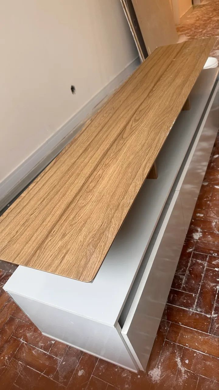 Rack para TV branco e amadeirado com 3 portas - Foto 5