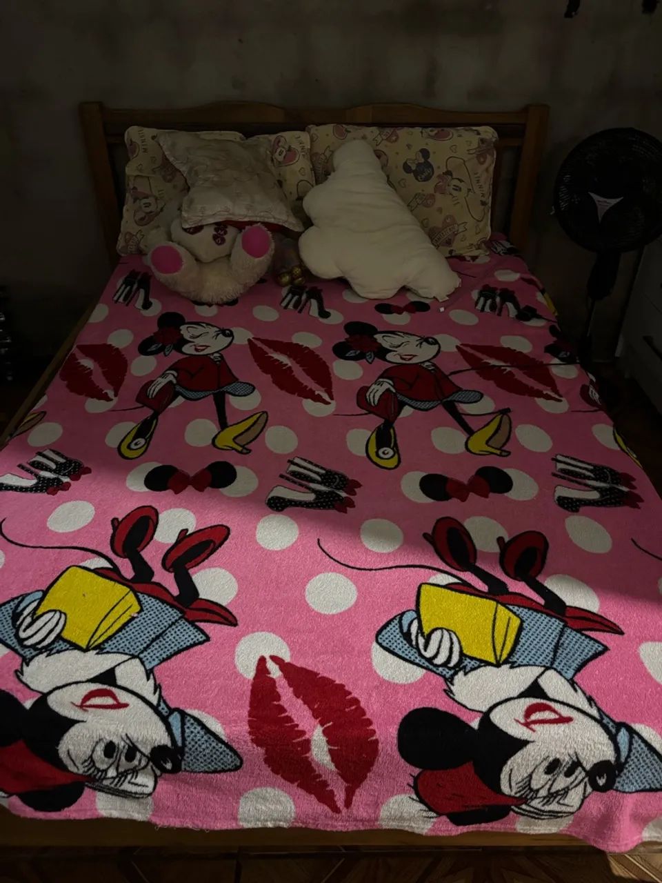 Vendo uma cama de madeira de casal