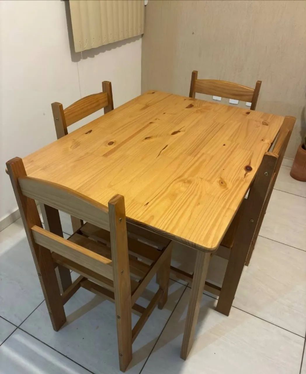Mesa de Jantar de Madeira + 4 Cadeiras - Foto 3