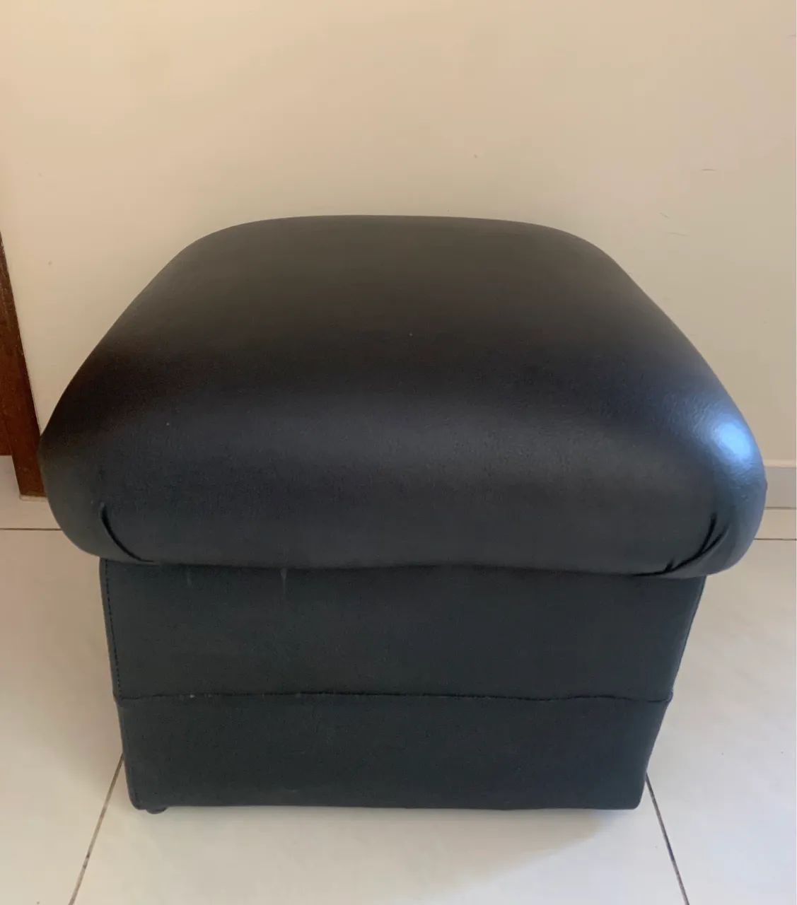 Puff preto em couro legítimo 