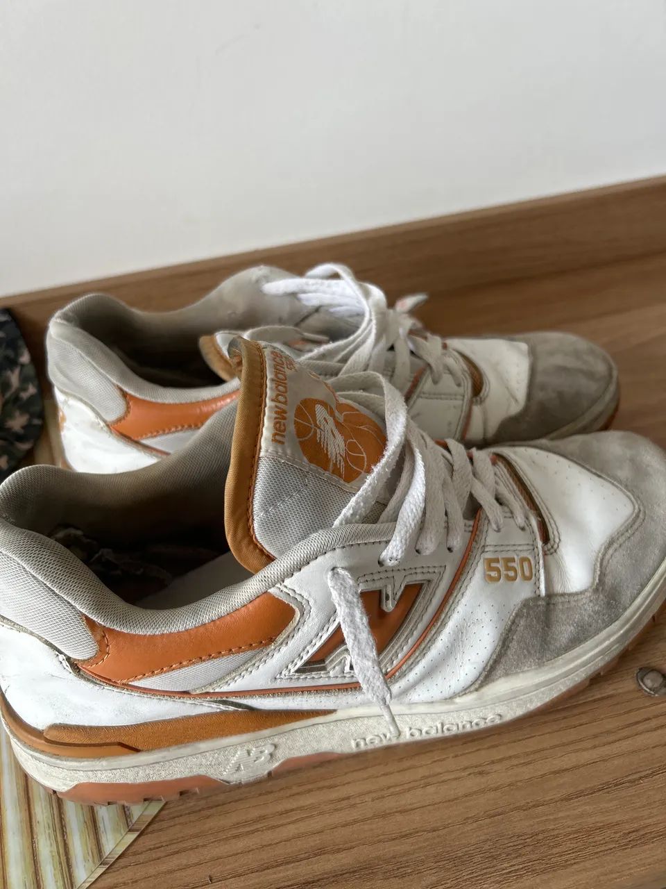 NEW BALANCE 550 branco e laranja - Foto 4