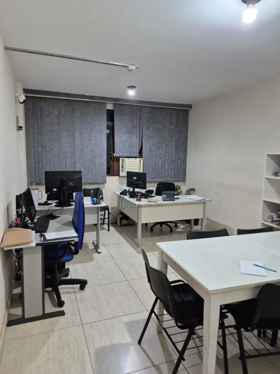 Sala comercial de 46m² com 01 banheiro para locação e venda - Centro - Foto 3