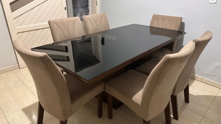 Mesa de Jantar com tampo de vidro e 6 cadeiras