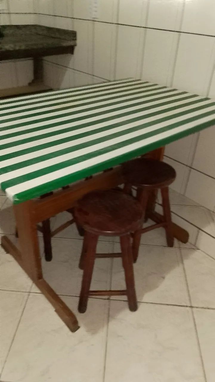 Mesa em madeira forrada com 4 bancos - Foto 2