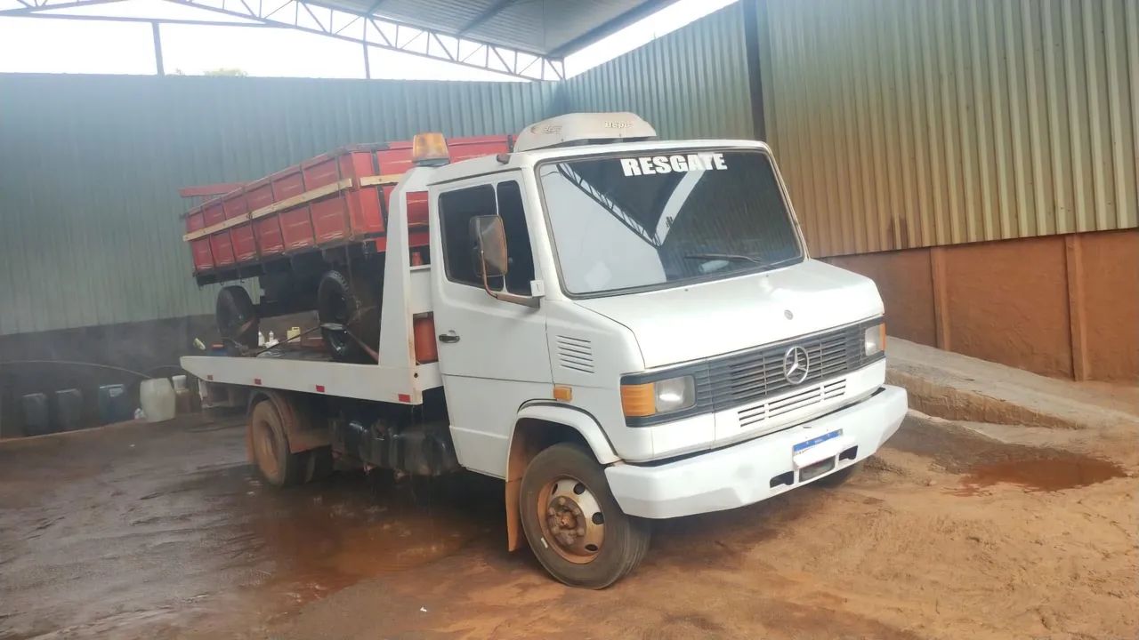 Caminhão plataforma MB 710/98 - Foto 3