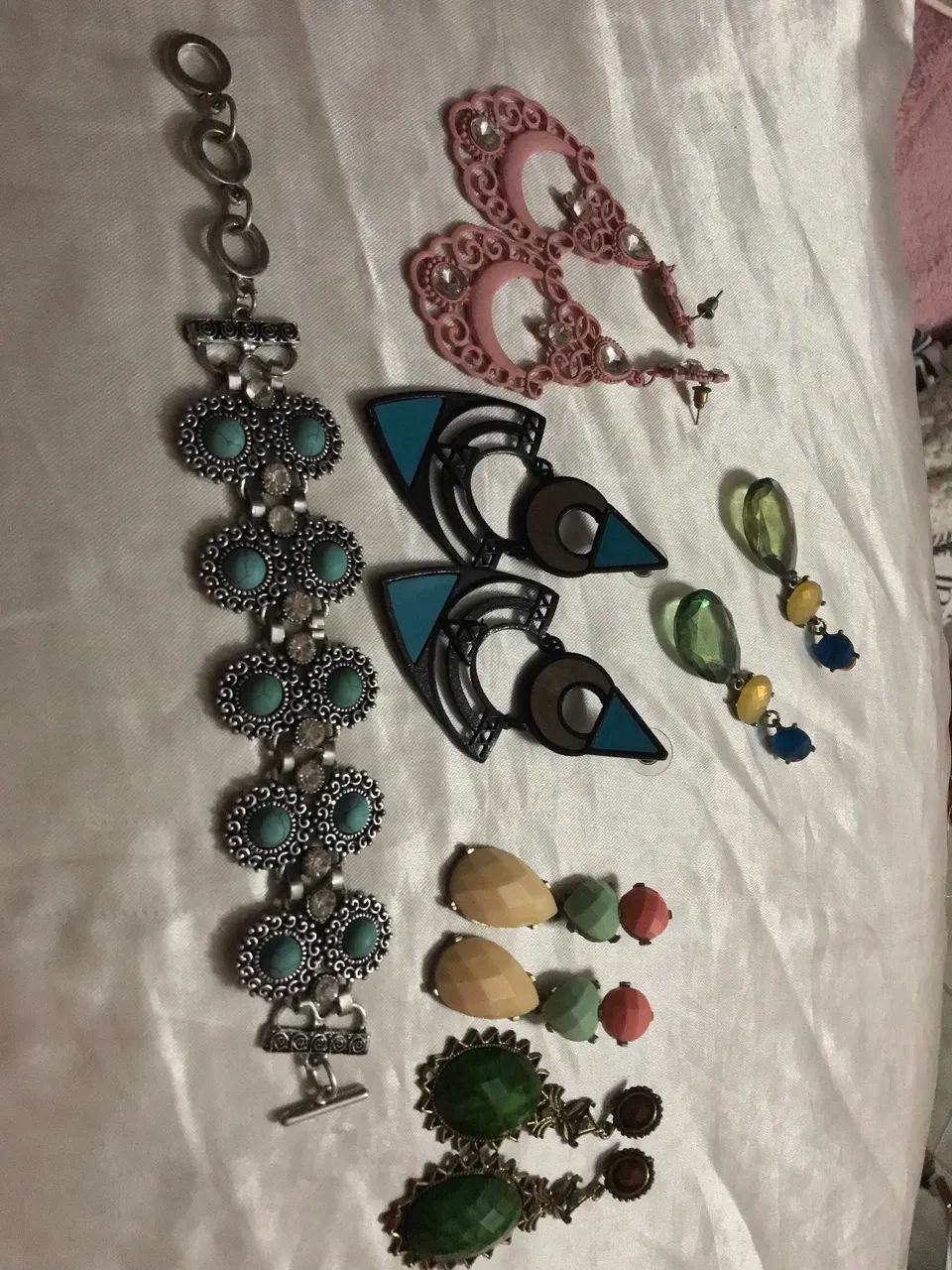 5 brincos + pulseira 