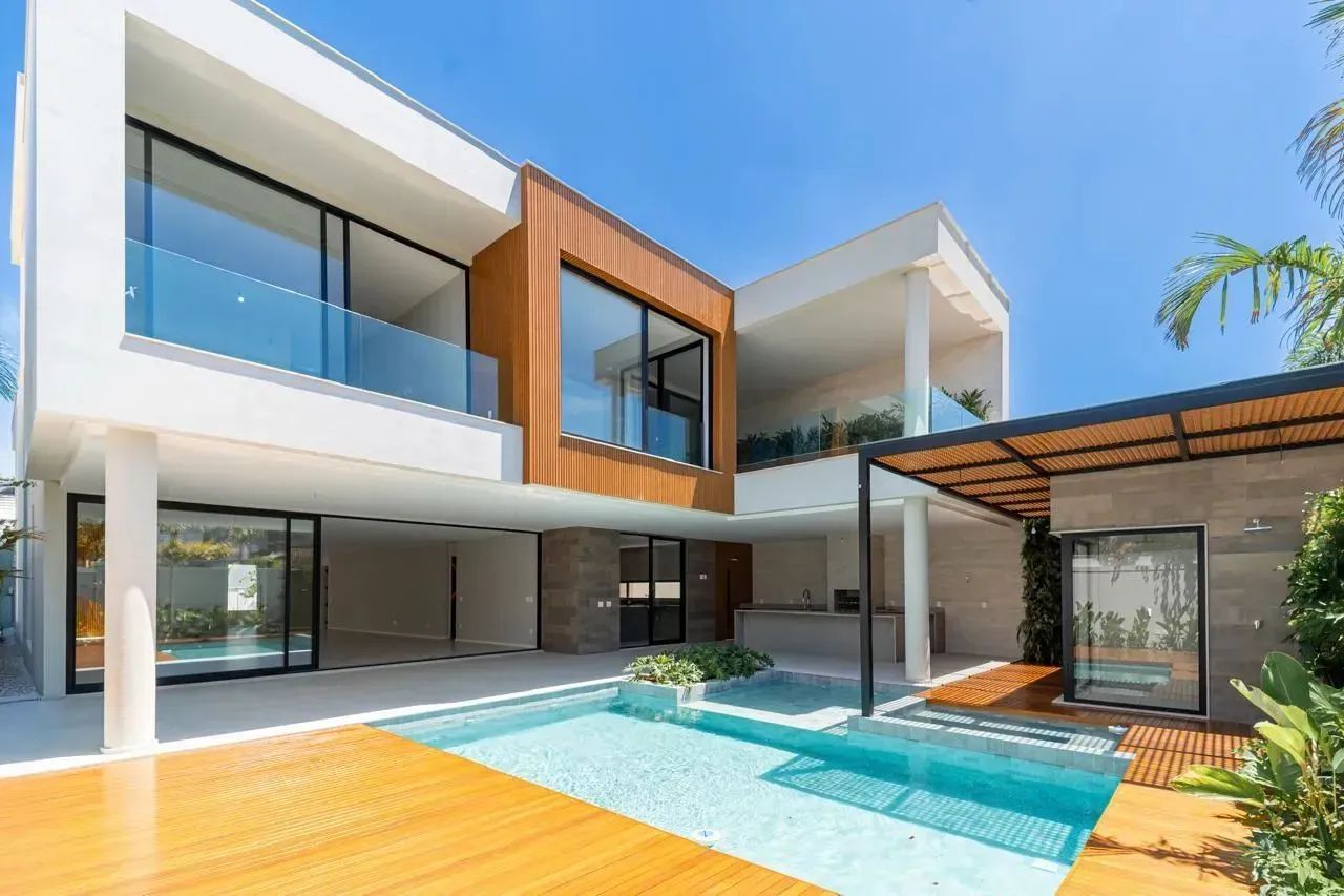 Imóvel para venda tem 715 metros quadrados com 5 quartos