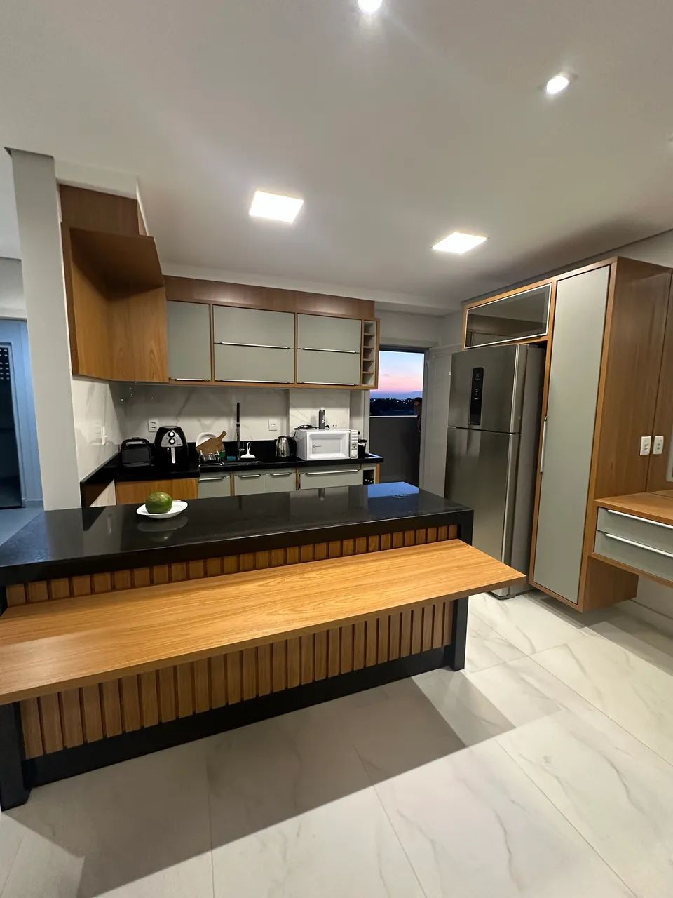 Locação. Apartamento semi-mobiliado. 3 quartos sendo 1 suíte. - Foto 4