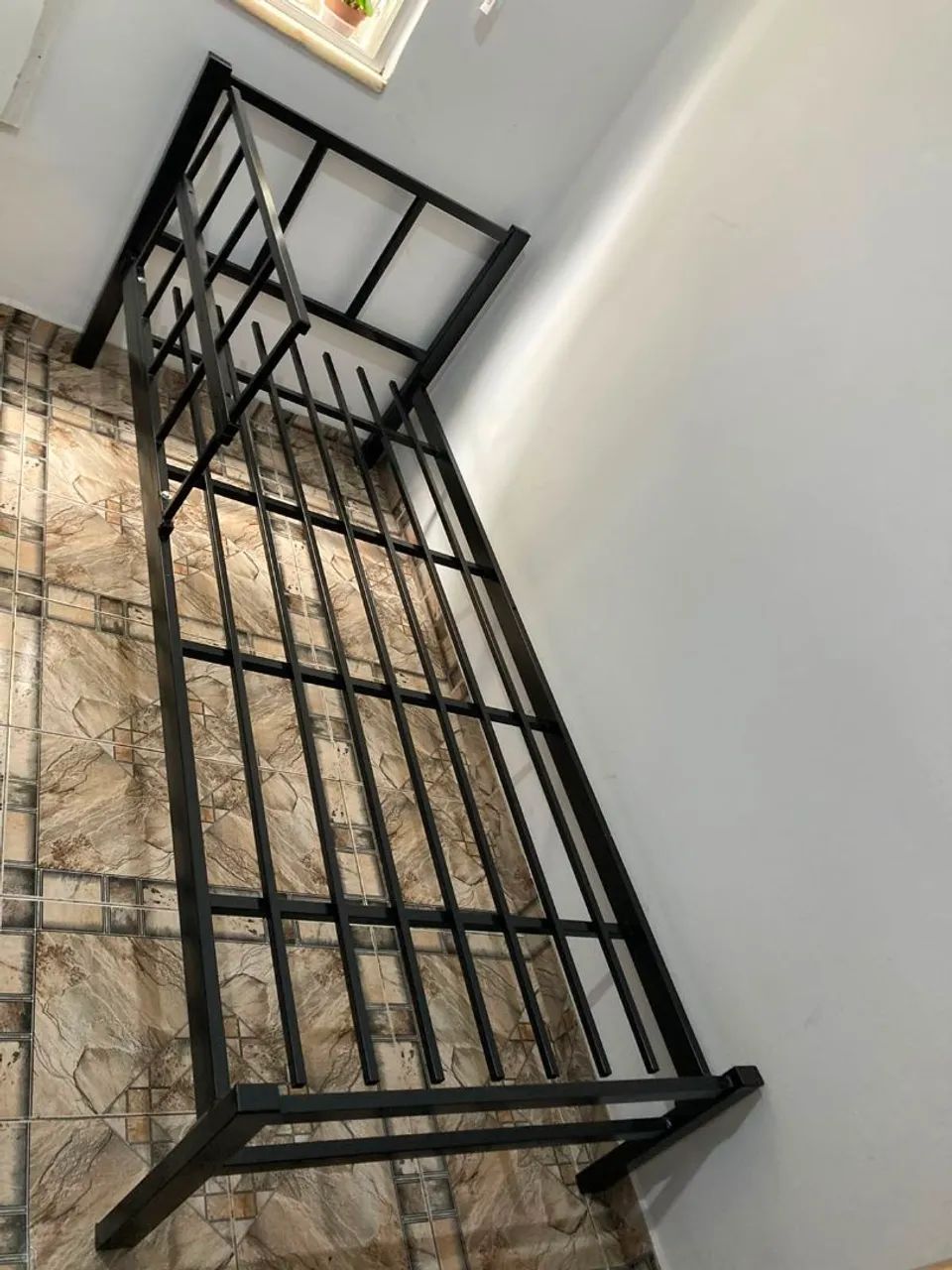 Cama de ferro com grade solteiro - Foto 2