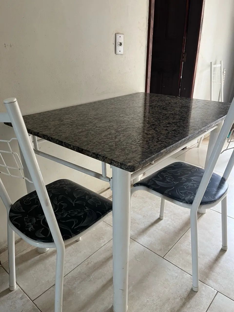 Mesa com 4 cadeiras 
