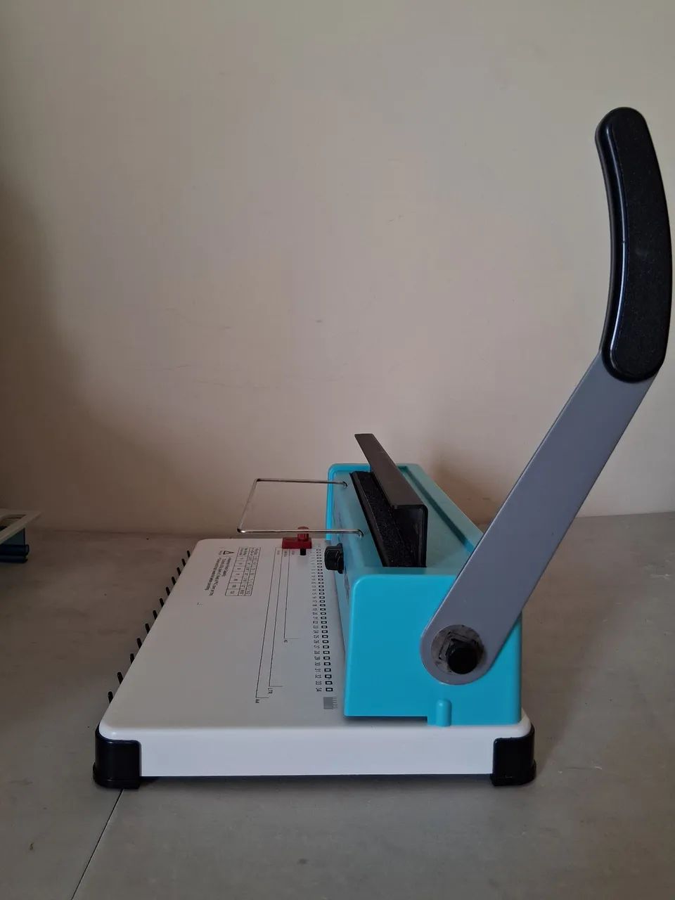 Kit Encadernadora Wire-o 3x1 Mecolour 34 furos Fura 12 folhas + argolas para encadernar - Foto 4