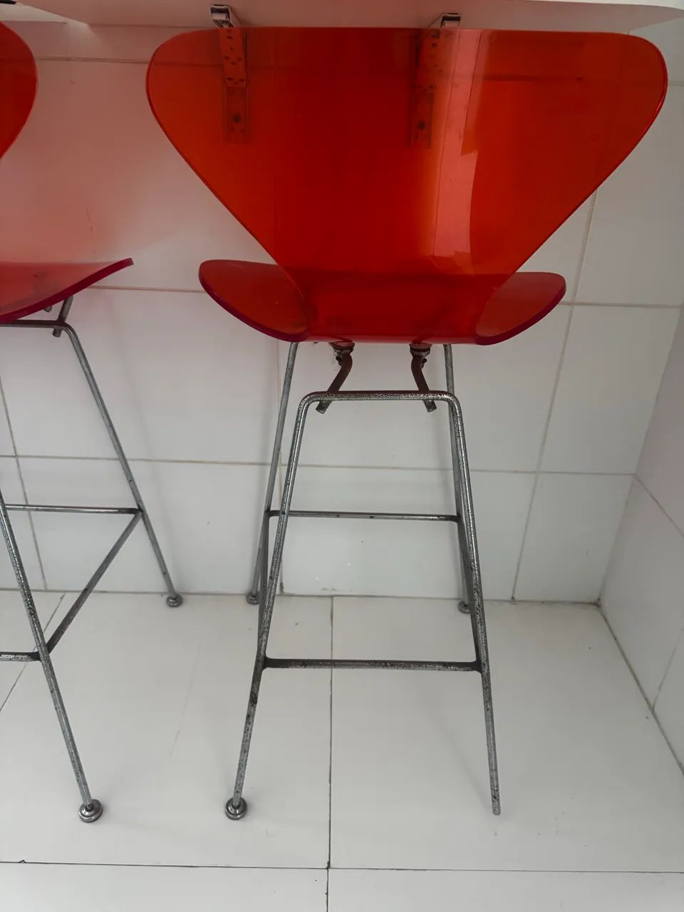 1 cadeira elevada e 1 mesa para parede 