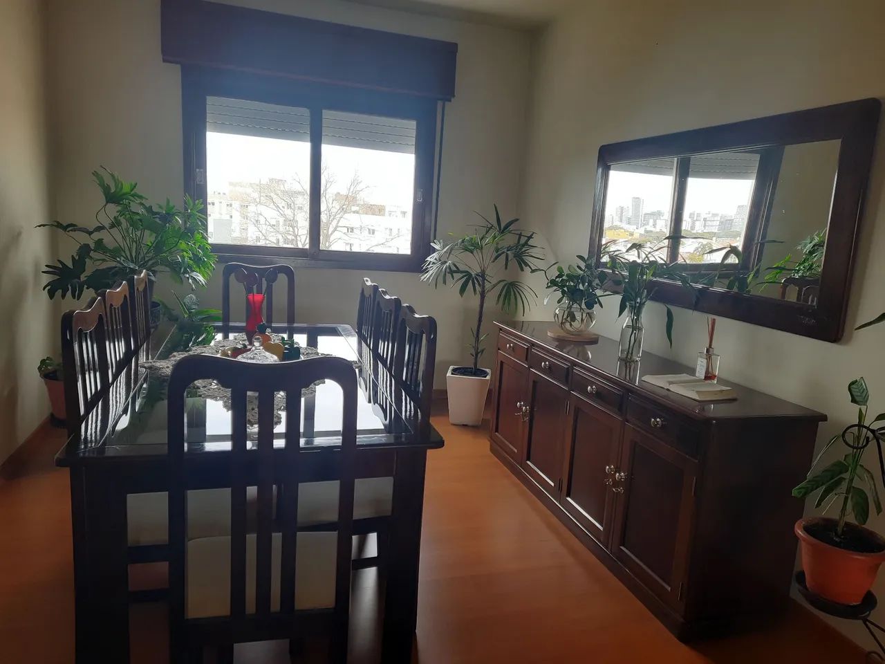 Conjunto de mesas com buffet com 8 cadeiras - Foto 2