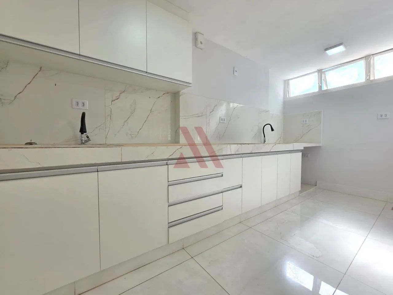 Edifício Daniela, 3 quartos sendo 1 suíte, reformado com 1 vaga de garagem andar alto com  - Foto 3