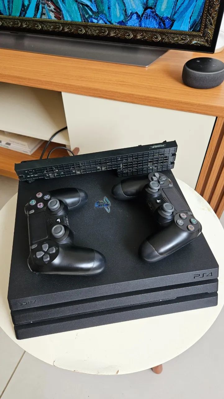 PS4 Pro + 2 controles + 4 jogos + cooler - Consoles de Vídeo Game