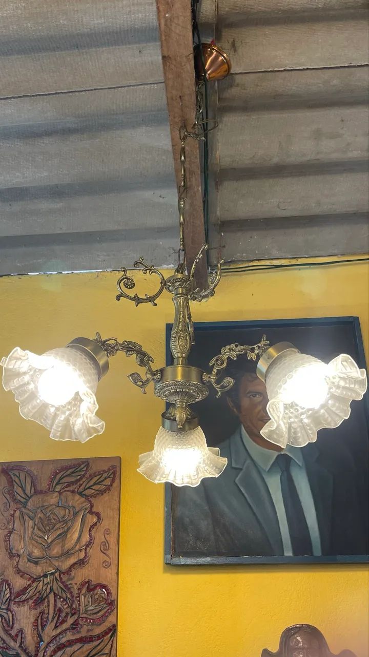 Lindo lustre em bronze três lâmpadas - Foto 2