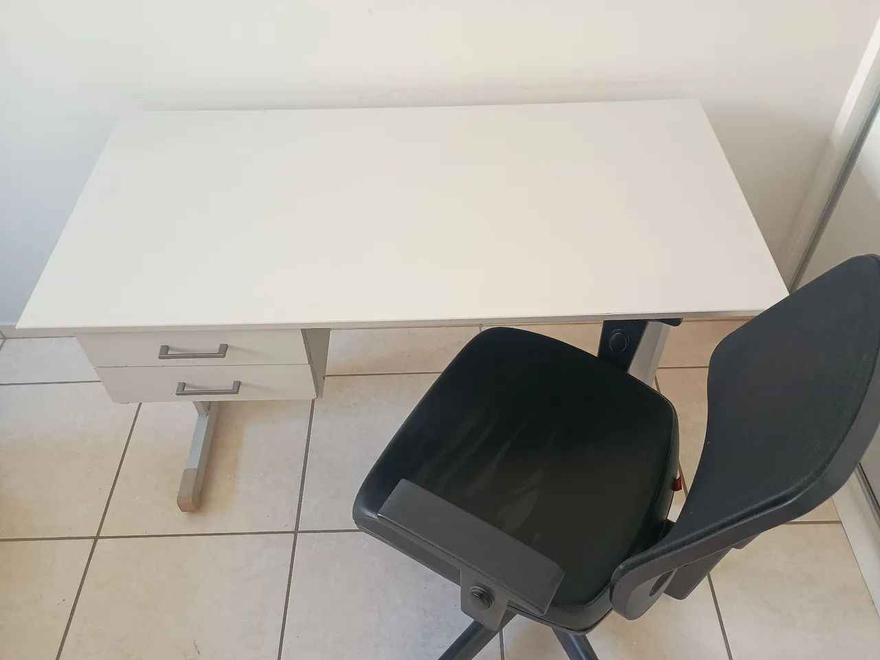 Mesa de escritório e cadeira  - Foto 2
