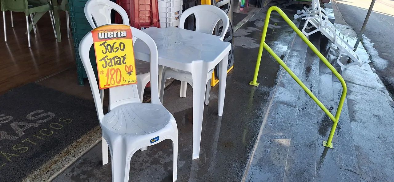 Jogo de mesa com 4 cadeiras de plastico152kg