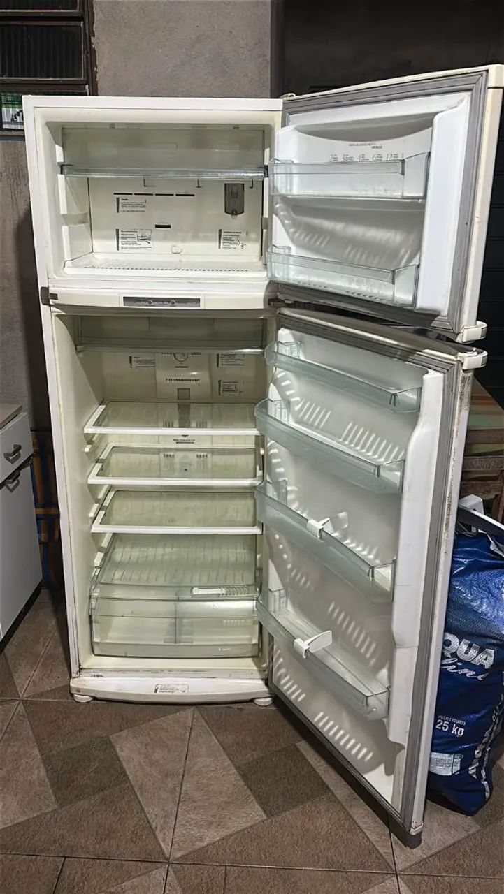 Geladeira Simples e Funcionando - À Venda