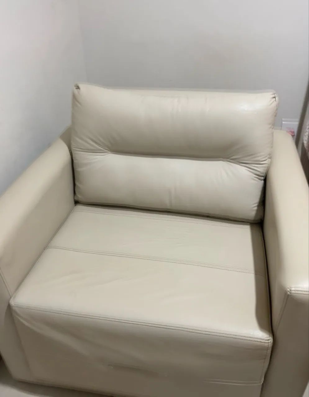 Vendo Sofá cama couro sintético bege  - Foto 4