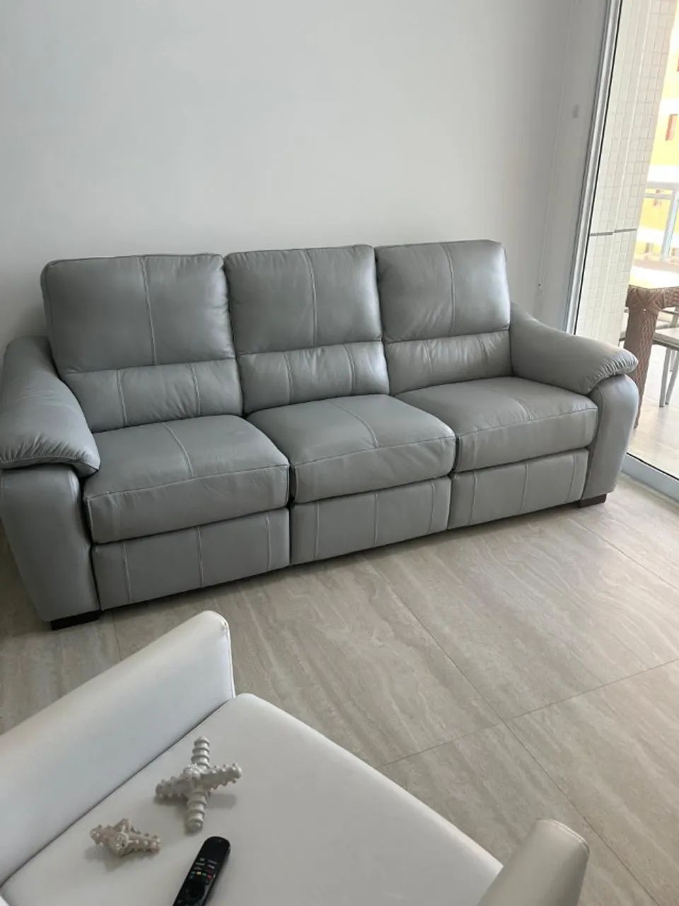Sofá de Couro Elétrico Reclinável 2,33m - Seminovo - Foto 2