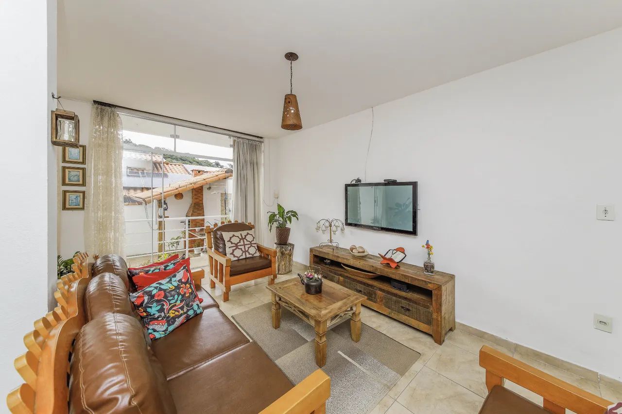 Casa com 3 suítes e área externa para venda