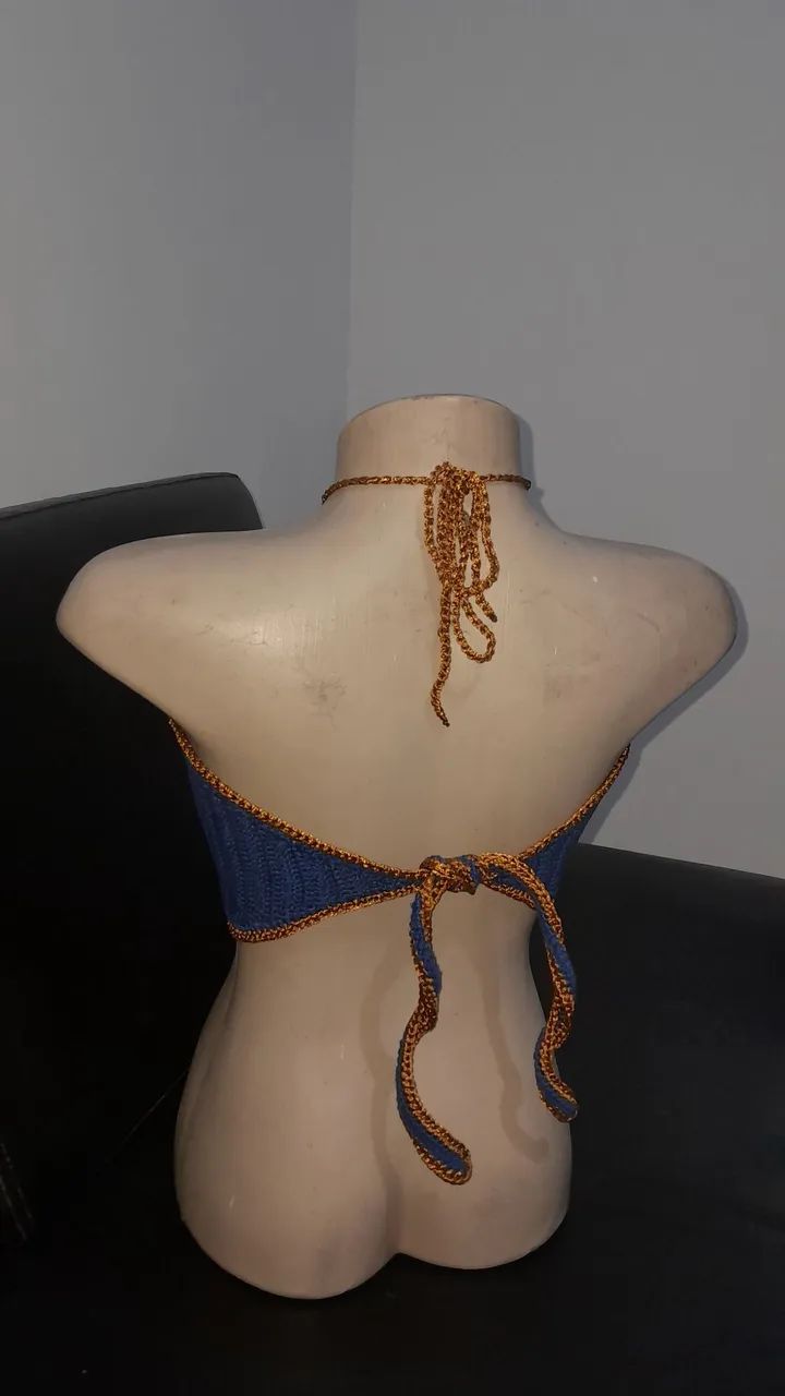TOP AZUL COM BORDA DOURADA DE CROCHÊ - Foto 2