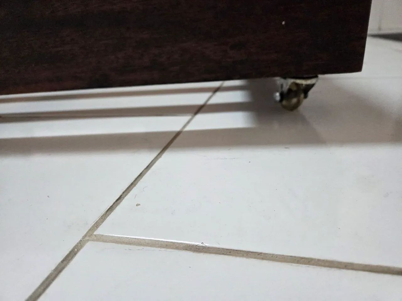 Cama auxiliar de colocar embaixo de outras camas - madeira - Foto 4