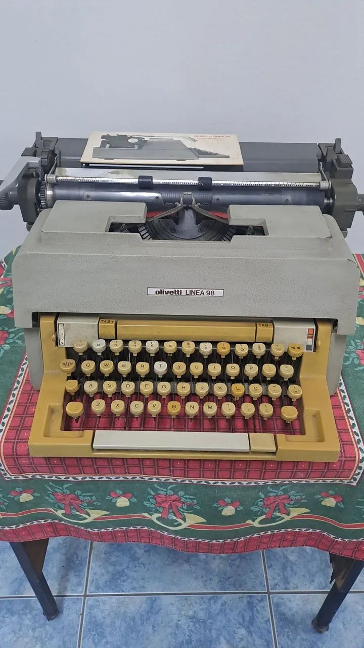 Máquina de escrever ( Olivetti Linea 98 )