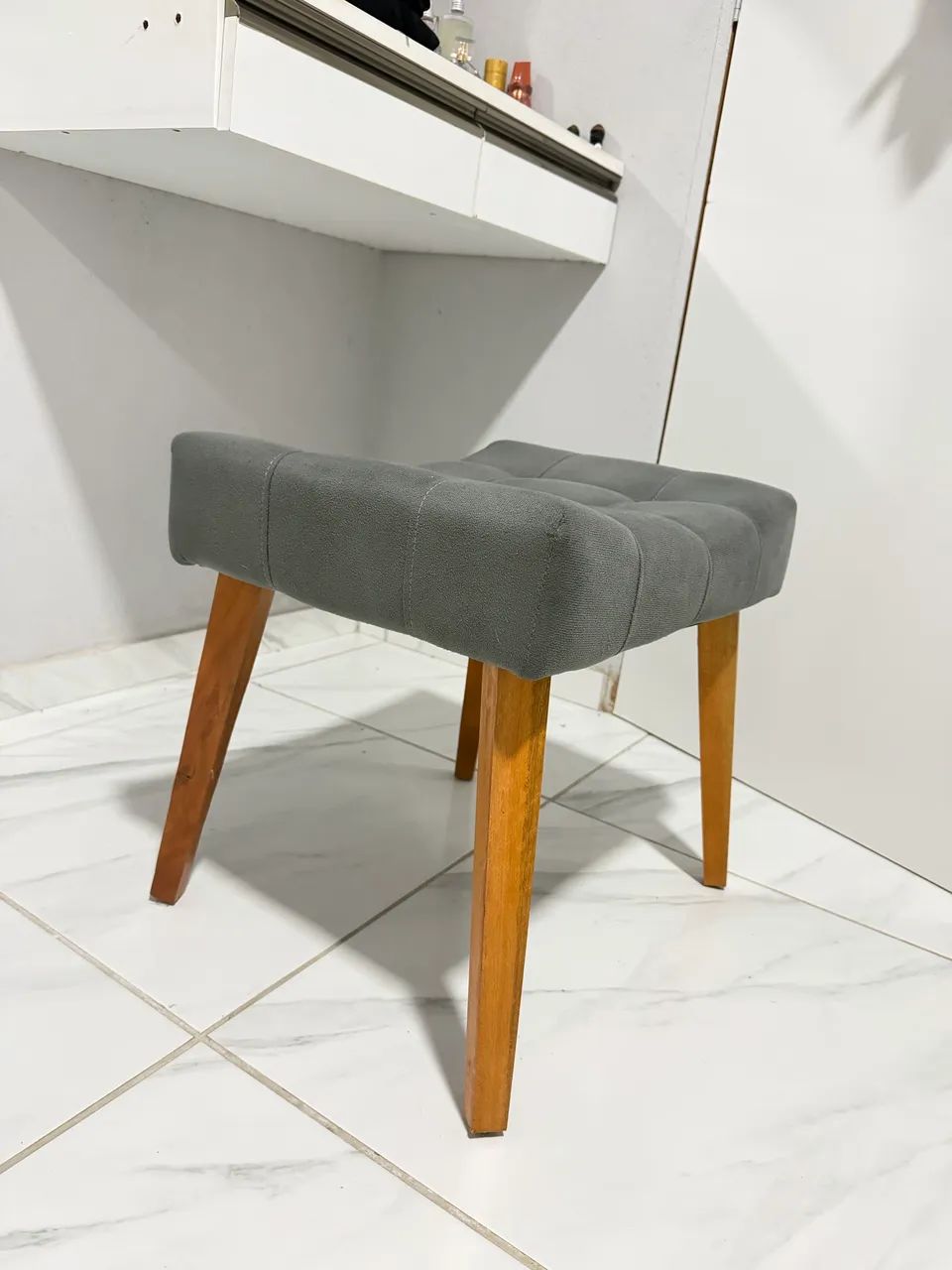 Banqueta estofada com pés de madeira ? R$180 - Foto 3