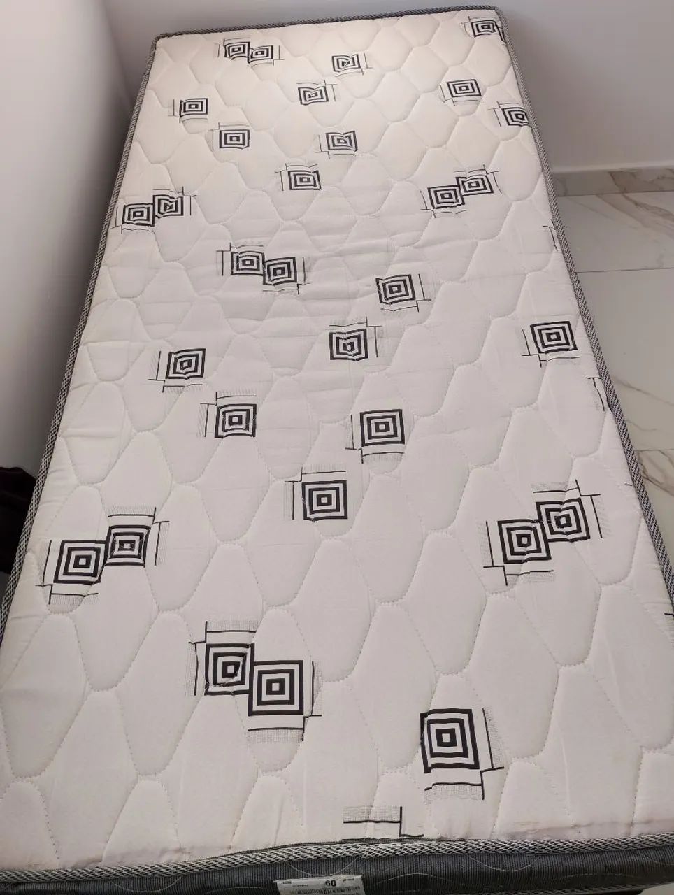 Cama e base estado de novo bem conservado