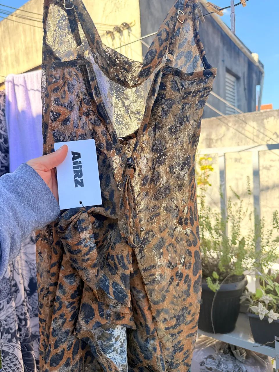 Vestido rendado estampa de onça  - Foto 5