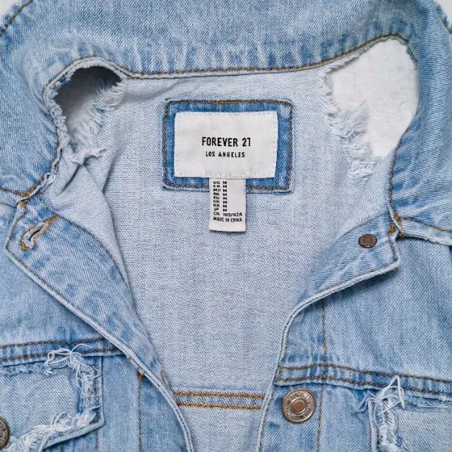 Jaqueta Jeans Forever 21 Destroyed - Tamanho M (Impecável) - Foto 3