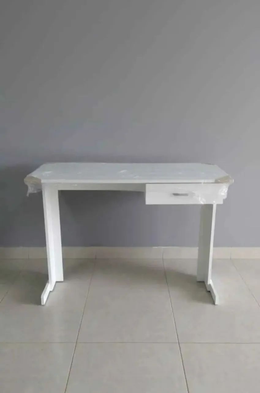 MESA MDF COM GAVETA FRETE GRÁTIS  - Foto 2