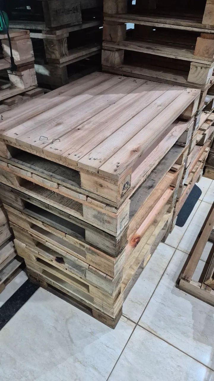 Pallets seminovos medida 0.80 por 0.60 centímetros, madeira eucalipto, entregamos. 